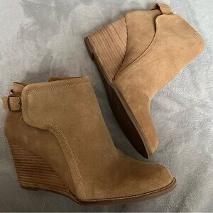 Lucky Brand Yasmine Tan Suede Wedge Boots. NWOB 11W